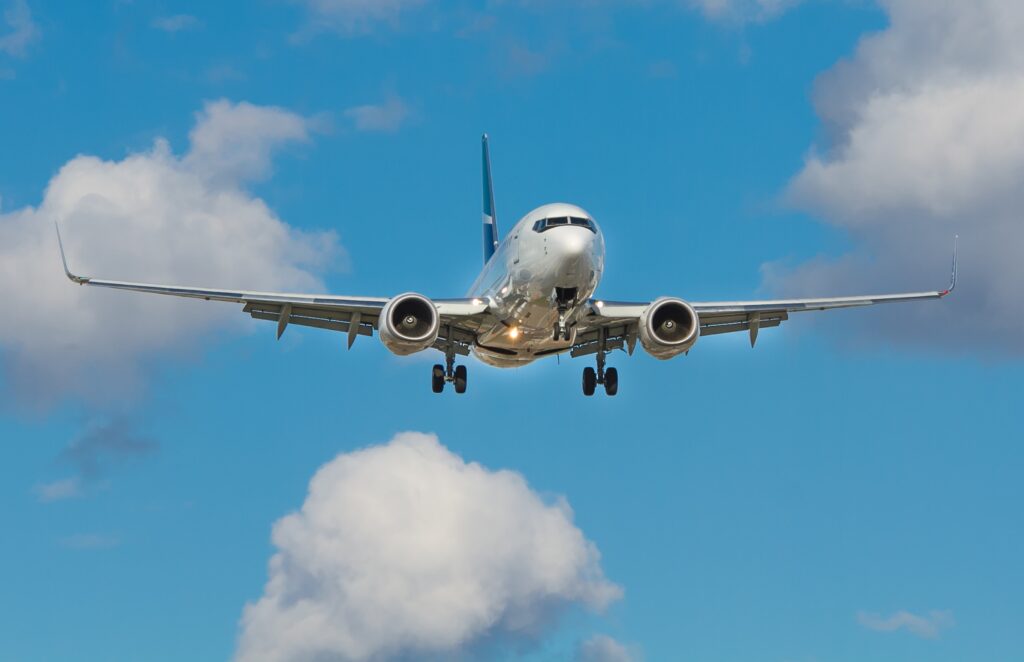 飛んでいる飛行機の様子