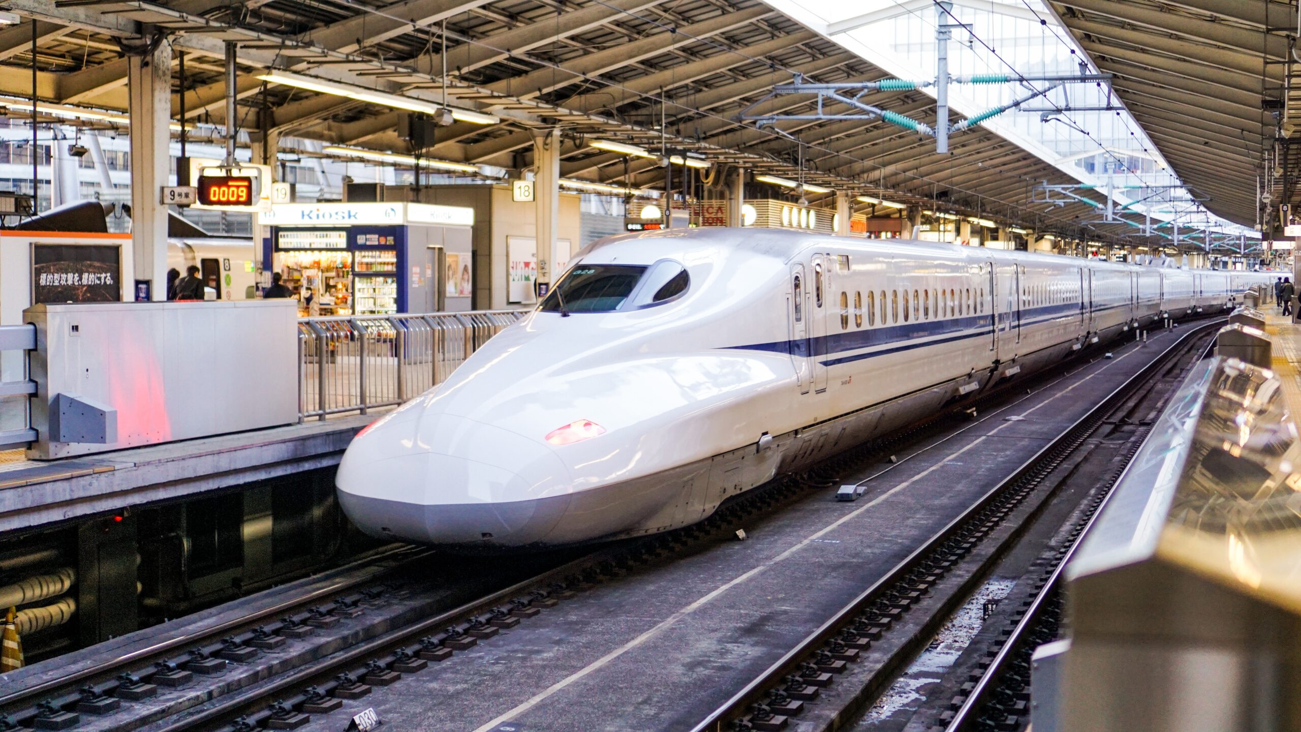 駅で停車している新幹線